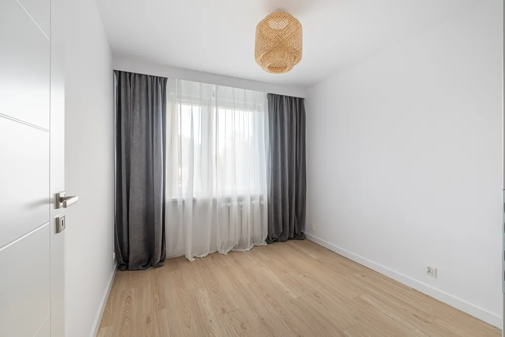 Puste, jasne pomieszczenie przed wirtualnym home stagingiem